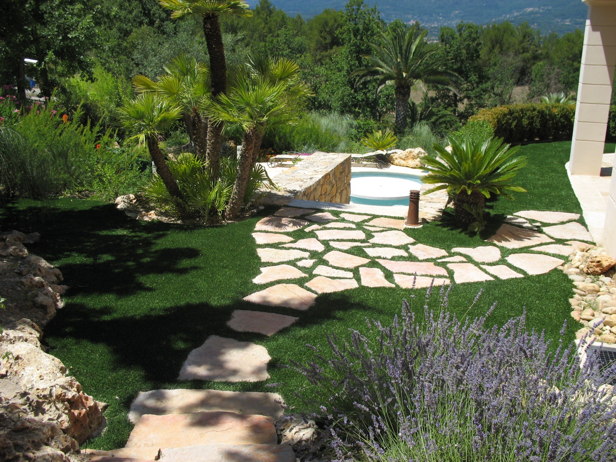 Préparation du sol et pose d'un gazon synthétique à Saint Tropez dans le 83